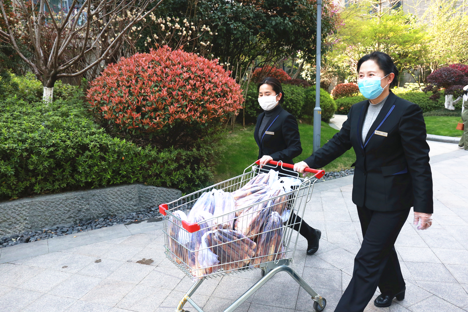 同心筑梦 守望美好|ag平台游戏官网物业服务集团荣获“抗疫突出贡献单位”、“2019-2020届西湖区文明单位”等多个奖项